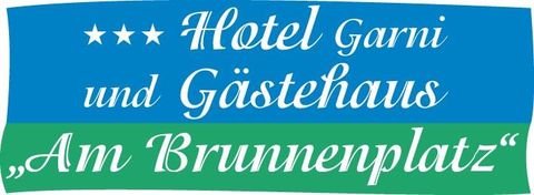Un hôtel garni et maison d'hôtes nommé « Am Brunnenplatz ». Il a trois étoiles et des couleurs amicales dans le logo.