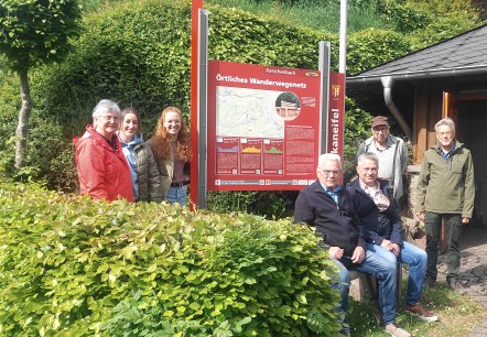 Sieben gl&uuml;ckliche Vertreter des Projektes stehen um die neue Informationstafel herum