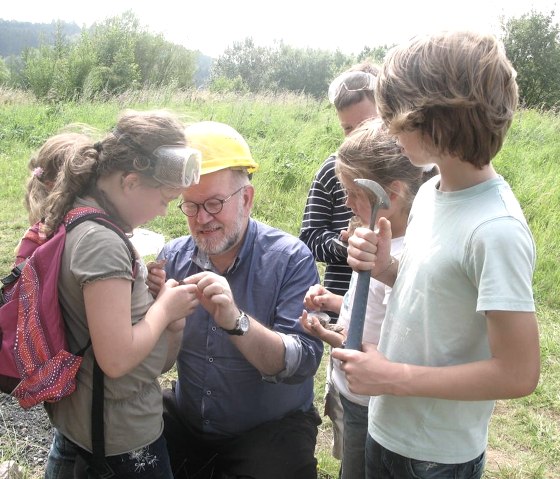 Gesteinsdetektive in Aktion, &copy; Touristik GmbH Gerolsteiner Land