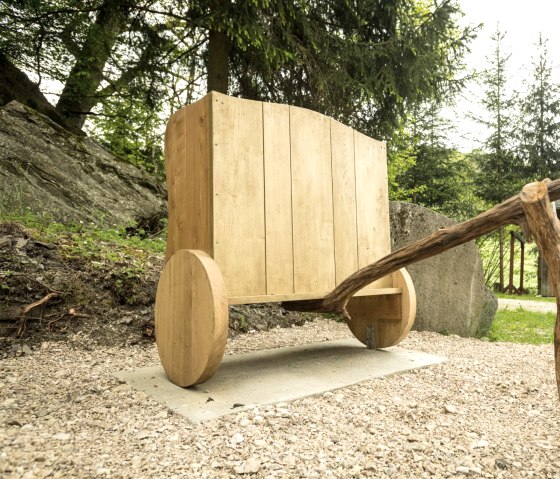 De gouden strijdwagen wacht op je op je reis langs de Hochkelberg Panorama Trail, © Eifel Tourismus GmbH, D. Ketz