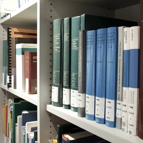 books-408220_1280, &copy; Bild von <a href="https://pixabay.com/de/users/delphinmedia-348407/?utm_source=link-attribution&utm_medium=referral&utm_campaign=image&utm_content=408220">Jens P. Raak</a> auf <a href="https://pixabay.com/de//?utm_source=link-attribution&utm_medium=referral&utm_campaign=image&utm_content=408220">Pixabay</a>