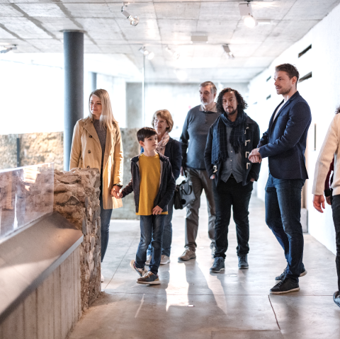 Mehrere Personen in einem Museum
