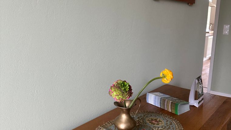 Großzügiger Flur mit Garderobe, Sideboard und Abstellmöglichkeiten