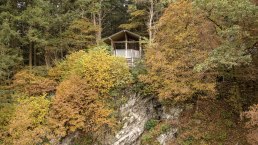 Kobeslochhütte und Kobesloch unterhalb, © Eifel Tourismus GmbH, Dominik Ketz