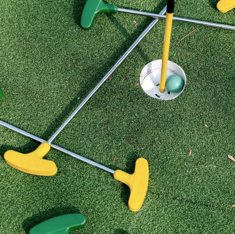 Minigolf, &copy; Pexels.com/Anna Tarazevich