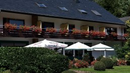 Außenansicht Zimmer mit Balkon Gartenblick, © Verena Kartz