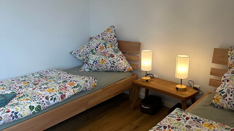 Doppelzimmer mit 2 Betten (90x200cm) Kleiderschrank und Spiegel. Die Betten können auch zusammengeschoben werden