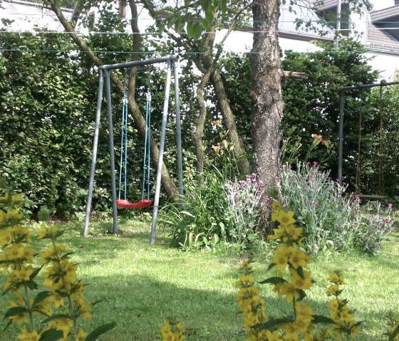 Spielwiese mit Schaukeln, &copy; Ferienhof an der Lay-Elisabeth Schr&ouml;der