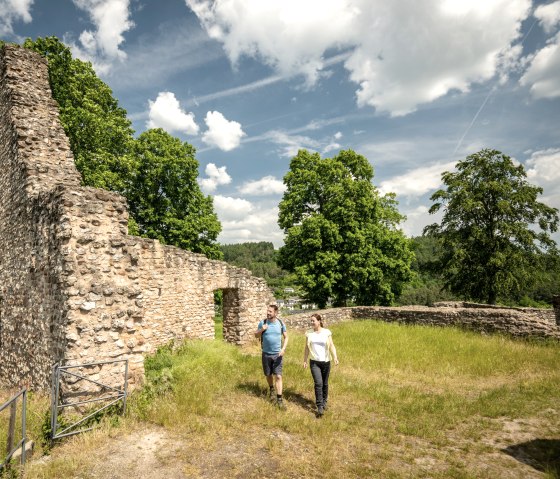 Hoog boven Gerolstein liggen de ru&iuml;nes van het middeleeuwse kasteel L&ouml;wenburg., &copy; Eifel Tourismus/Dominik Ketz