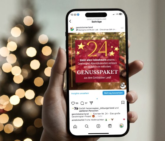 Eine Hand hält ein Smartphone, worauf ein Instagram Beitrag für das 24. Türchen des Social Media Adventskalenders geöffnet ist.