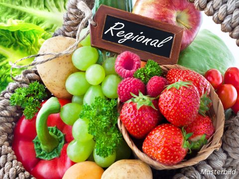 Panier tressé contenant de nombreux fruits et légumes, tels que des poivrons, des pommes de terre, des pommes, des fraises, des framboises, des raisins et de la laitue. Sur le dessus, une petite plaque en bois avec l'inscription "Régional".