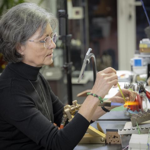 Künstlerin an ihrem Arbeitsplatz