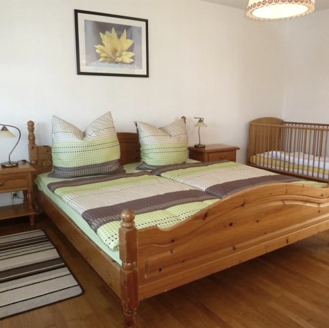 Schlafzimmer 1, mit Kinderbett