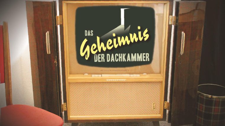 Alter Fernseher in Holzschrank mit dem Titel 'Das Geheimnis der Dachkammer' auf dem Bildschirm.