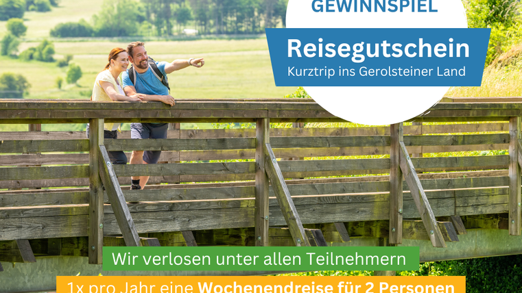 Reisegutschein zu gewinnen unter allen Teilnehmern für einen Kurztrip ins Gerolsteiner Land mit Foto von zwei Wanderern auf einer Brücke.