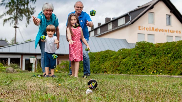 Familie, die mit Bällen wirft