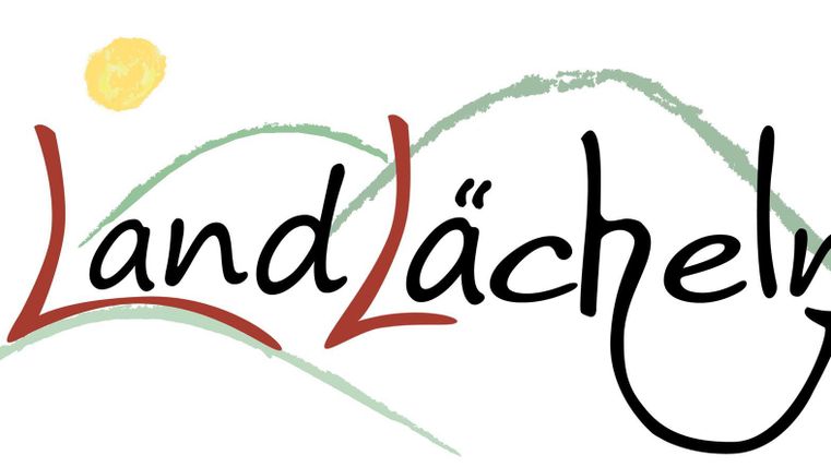 Ein stilisiertes Logo mit dem Schriftzug "LandLächeln". Im Hintergrund sind sanfte Hügel und eine Sonne zu sehen.