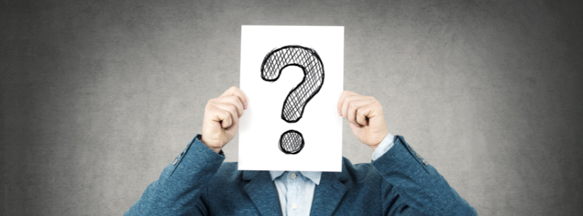 Eine anonyme Person h&auml;lt ein Zettel vor das GEsicht, worauf ein Fragezeichen gemalt ist.