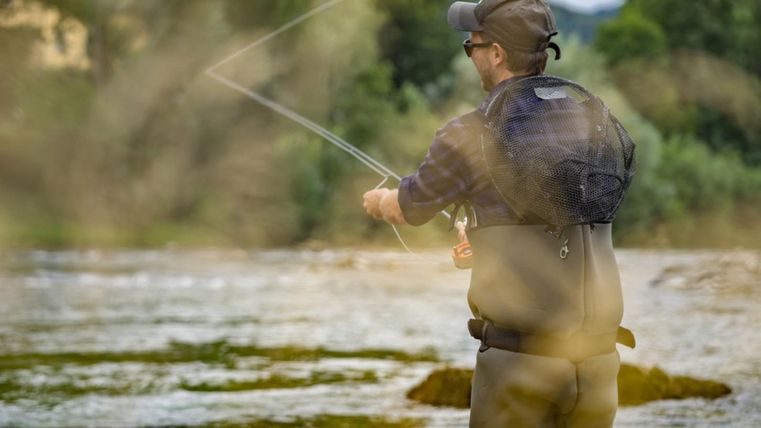 Fliegenfischer im Kyll-Fluss