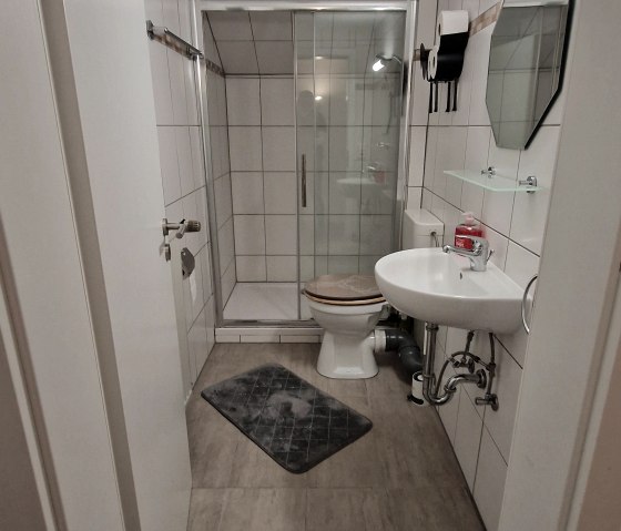 Bad mit übergrosser Dusche