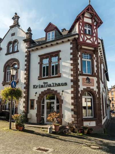 Historisches Gebäude mit der Aufschrift 'Das Kriminalhaus' und 'Café Sherlock' in Hillesheim.