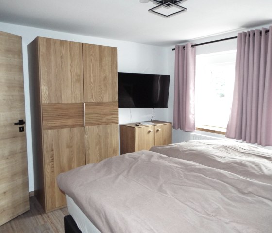 Schlafzimmer 3 mit Schrank und TV
