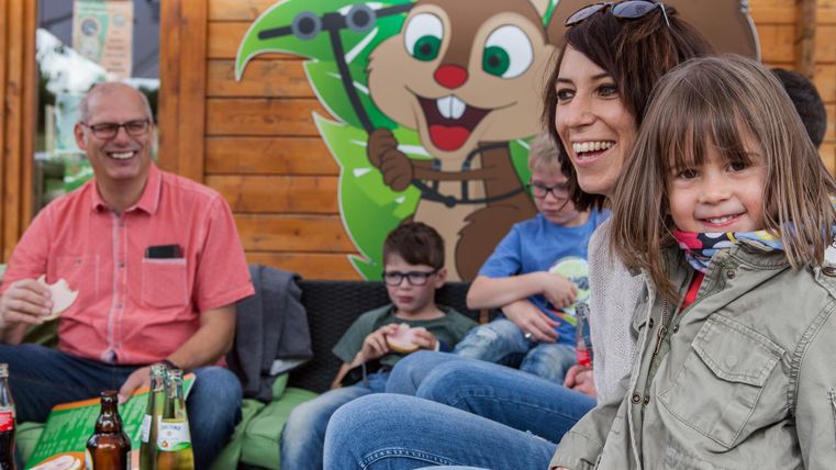 lachende Familie mit Getränken