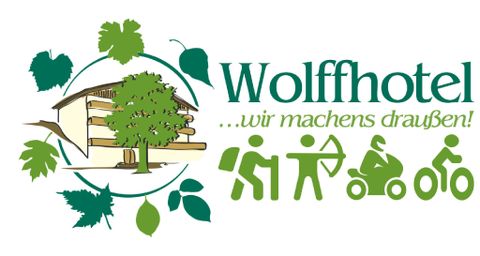 Le logo de l'Hôtel du Loup montre un bâtiment d'hôtel stylisé entouré de feuilles vertes. Il contient des symboles pour des activités de plein air telles que la randonnée, le cyclisme et le tir à l'arc.