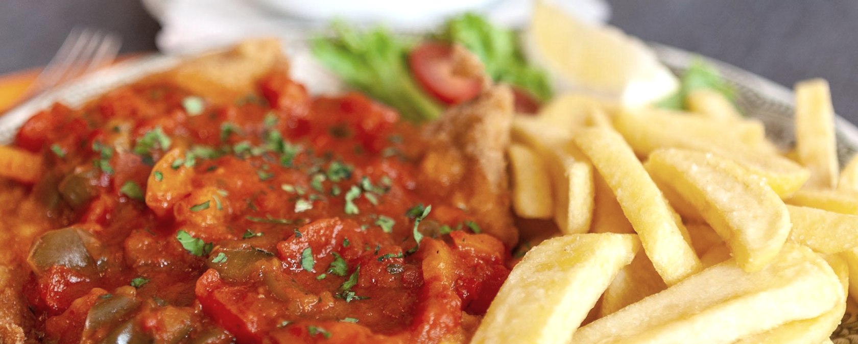 Balkanland Stadtkyll Schnitzelteller, &copy; Sabine Bečvardi