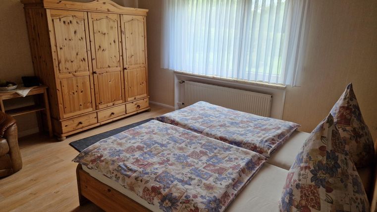 Doppelbett mit einem Schrank aus Holz