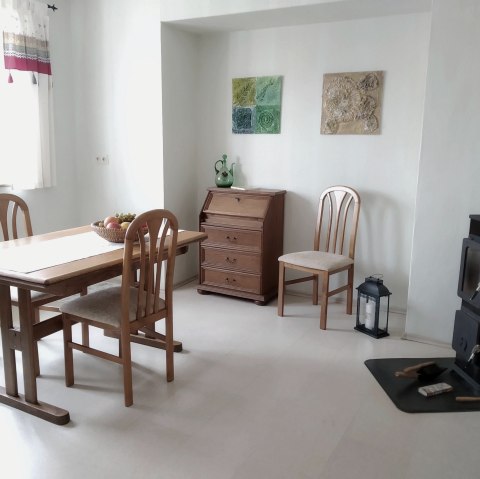 Essplatz mit heimeligem Kaminofen