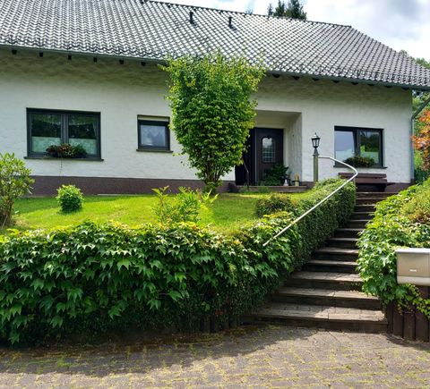 Über eine Außentreppe gelangen Sie durch einen gepflegten Vorgarten mit Teich zum Eingangsbereich.