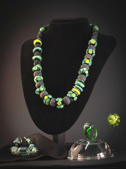 Kette mit grünen Glasperlen und grauen Steinen