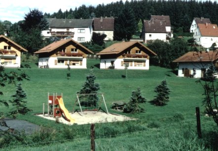 Spielplatz+Häuser, © Kloep