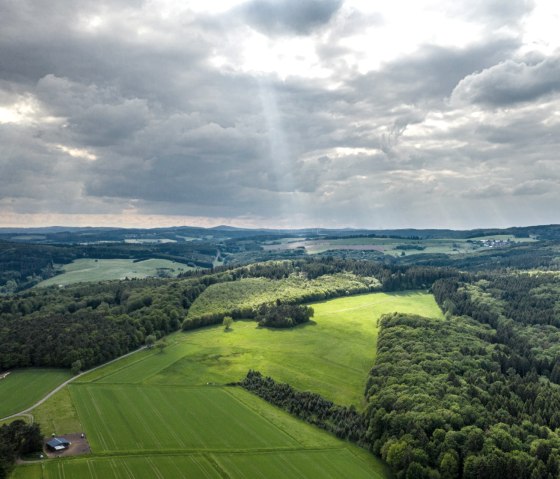 Dompel jezelf onder in de mystieke, krachtige Vulkaaneifel op de Hochkelberg Panorama Trail, © Eifel Tourismus GmbH, D. Ketz