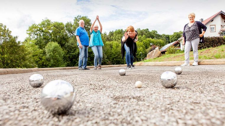 Kinder, die Boule spielen