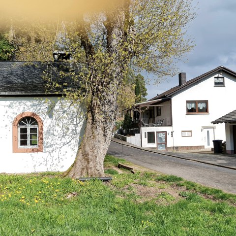 Kapelle mit Ferienhaus