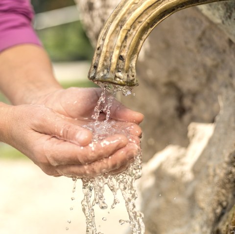 Hands catch fresh water from the Helnenquelle spring in the Gerolstein spa gardens., &copy; Eifel Tourismus GmbH, Dominik Ketz