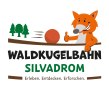 Logo der Waldkugelbahn SILVADROM mit einem lächelnden Fuchs, der Daumen hoch zeigt, einem rollenden Ball und Bäumen im Hintergrund. Text: Erleben. Entdecken. Erforschen., © Touristik GmbH Gerolsteiner Land