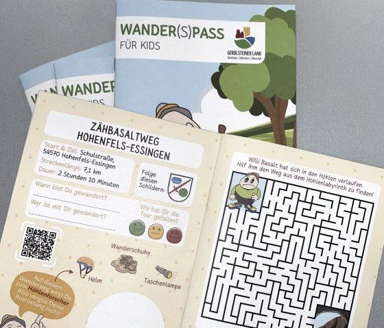 Ge&ouml;ffnete Seiten des "Wander(S)pass f&uuml;r Kids" mit Infos zu einem Wanderweg, Platz f&uuml;r einen Stemepl und R&auml;tselseite.