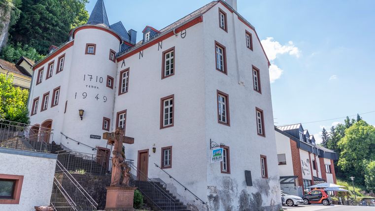 Ein historisches Gebäude mit der Aufschrift '1710' und '1949', das als Naturkundemuseum dient. Es hat weiße Wände und rote Fensterrahmen.