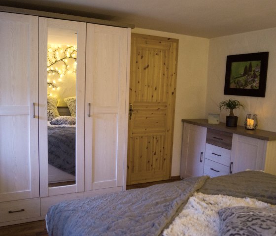 Schlafzimmer Gro&szlig;er Schrank mit Kommode-min