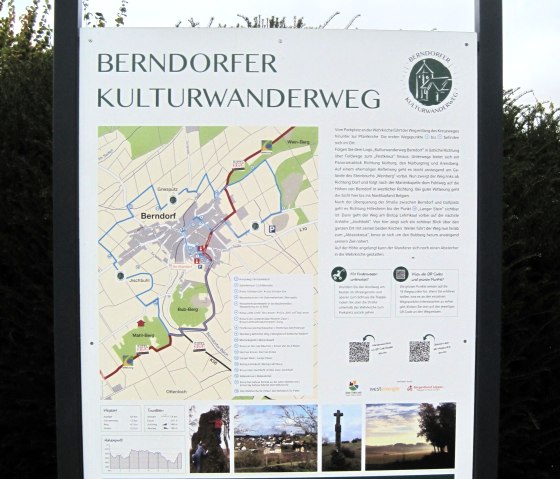 Informationstafel des Berndorfer Kulturwanderwegs mit Karte, Texten und Fotos. QR-Codes und eine Webseite sind ebenfalls zu sehen., © Touristik GmbH Gerolsteiner Land, Ute Klinkhammer