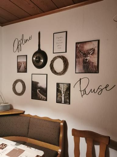 A cozy wall decoration with various pictures and circles. The inscriptions "Offline" and "Pause" create a relaxed atmosphere.