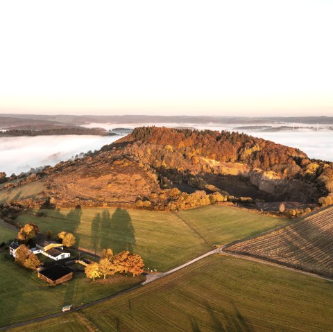 Luchtfoto van de vulkaankegel Rother Kopf tussen de mist.