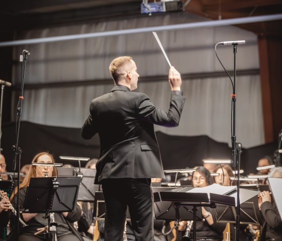 Dirigent vor seinem Orchester