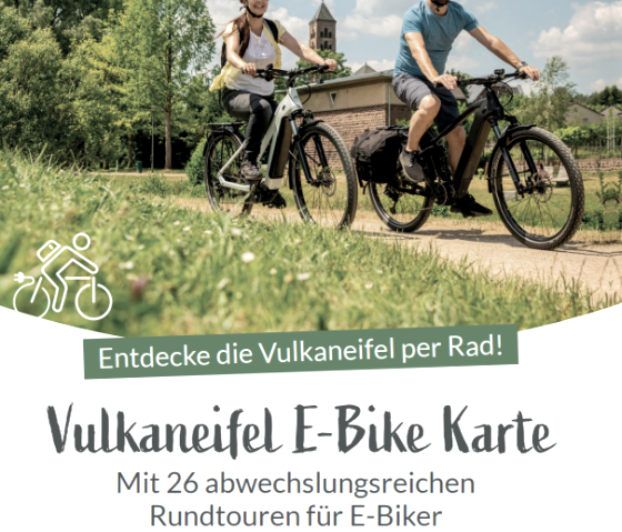 Zwei Radfahrer im kurpark gerolstein sind auf der Titelseite der Broschüre zu sehen., © Touristik GmbH Gerolsteiner Land