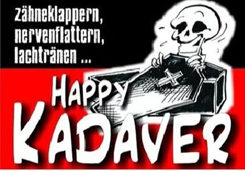 Ein Cartoon-Skelett liegt in einem Sarg und lächelt. Der Hintergrund ist rot und schwarz mit dem Text "Happy Kadaver".