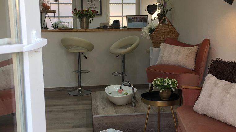 Une chambre moderne et accueillante avec des canapés confortables et une petite table. La pièce est lumineuse et décorative, idéale pour se détendre.