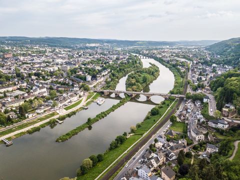 Luftaufnahme von Trier mit der Mosel und Brücken.